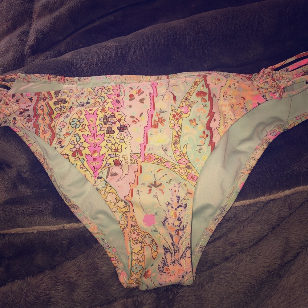 Size Med. VS bathing suit bottoms 💕